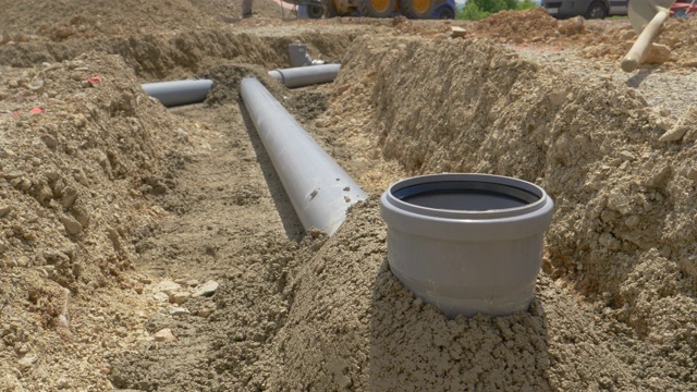 特写:深灰色的新水泥覆盖了污水排水系统的管道。视频下载