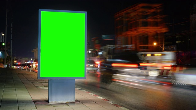 时间流逝，交通夜间长时间曝光在道路上用广告牌绿屏做广告视频下载