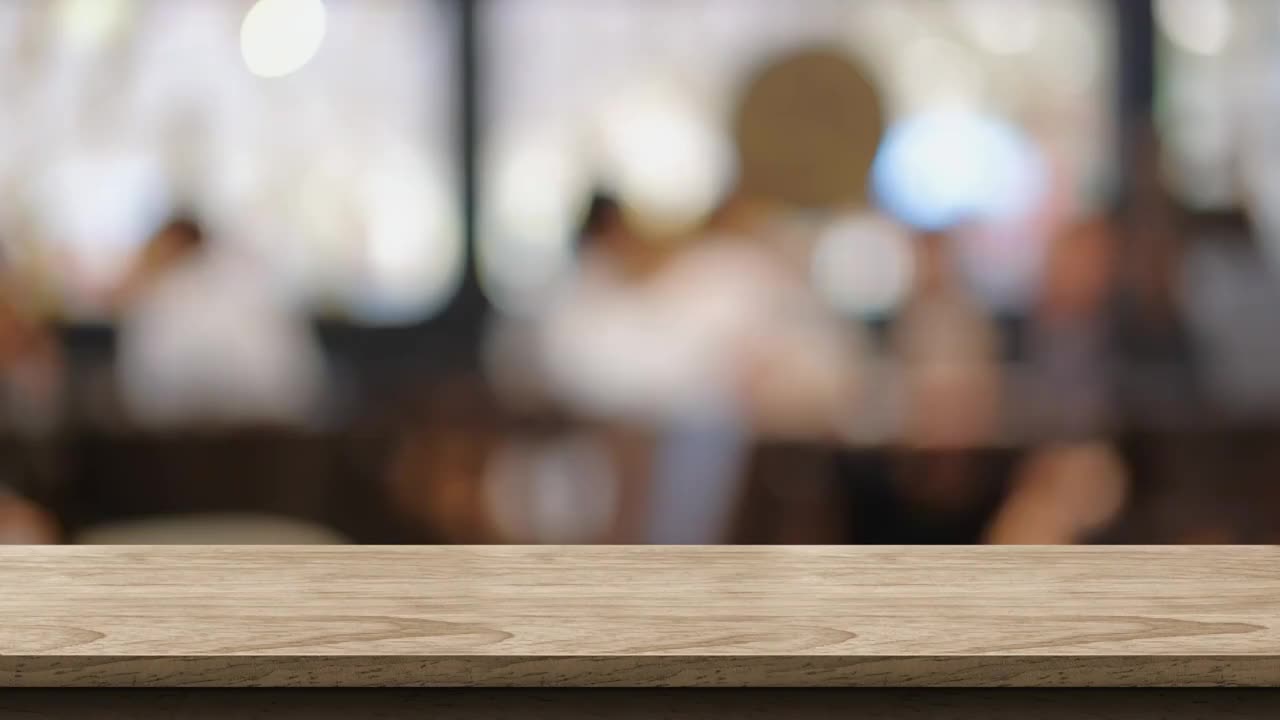 空木桌与人们在咖啡馆工作空间餐厅会面，以散景灯光为背景视频下载