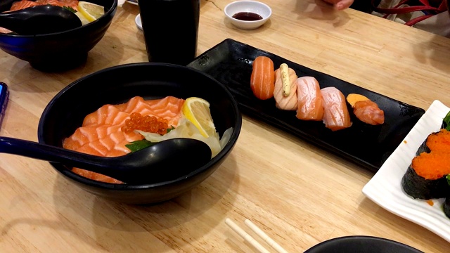 日式寿司餐具近。视频素材