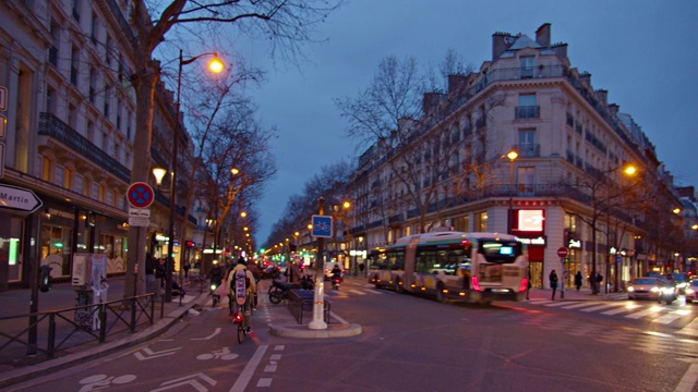 照亮巴黎的夜晚。咖啡馆和餐馆。视频下载