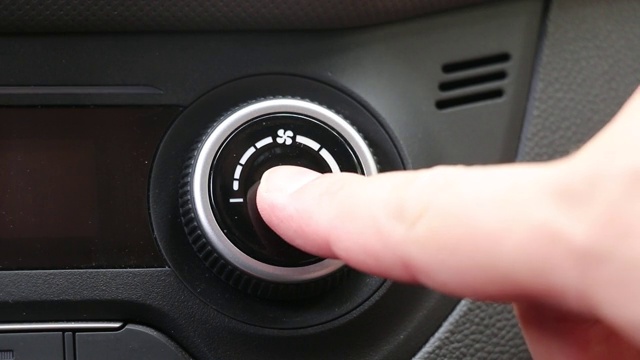 手动调节车内空调控制按钮视频素材