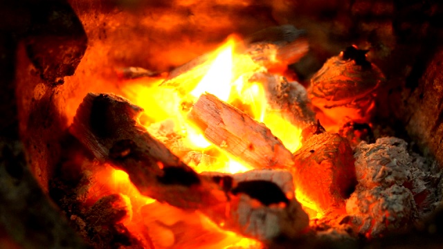 火在煤上燃烧，慢镜头视频素材