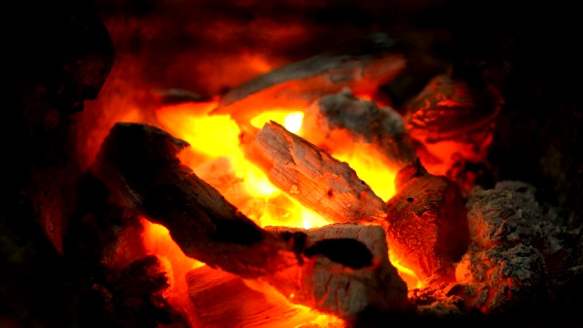 火在煤上燃烧，慢镜头视频素材