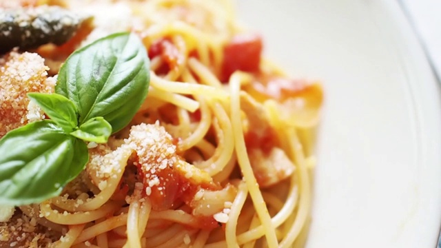 意大利面加番茄酱，罗勒叶视频下载