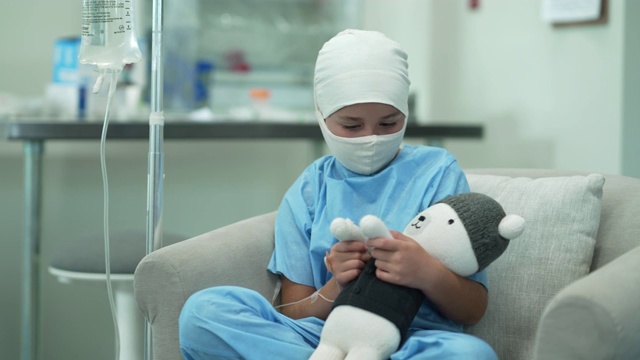 年轻的女性癌症患者戴着头巾和口罩视频下载