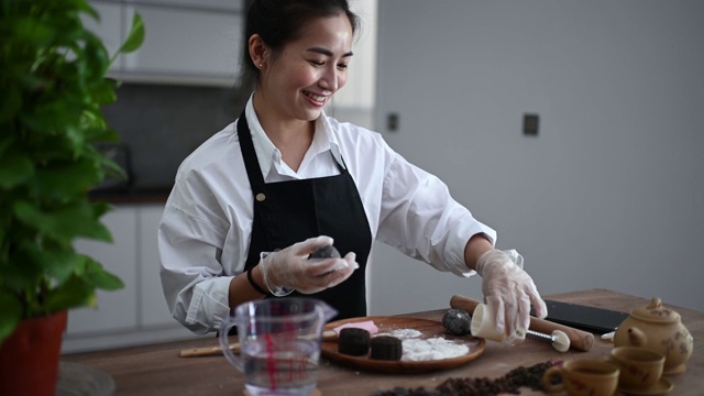 一位亚洲华裔美女在厨房制作中国传统的雪皮月饼视频素材