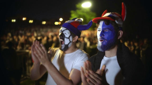 脸上涂着彩绘的人们因足球比赛的胜利而欢呼雀跃视频素材