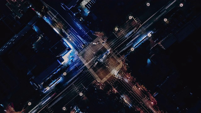 市区街道十字路口夜间顶视图视频素材