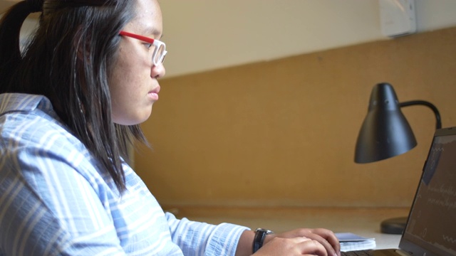 亚洲女大学生在宿舍工作视频下载