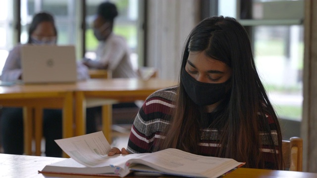在校园里学习的大学生戴着口罩视频素材