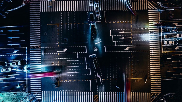 T/L MS无人机夜间城市街道十字路口视角视频素材