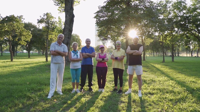 美丽的生命高级运动团体在一个公园视频下载