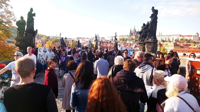 游客在布拉格查尔斯桥上行走视频素材