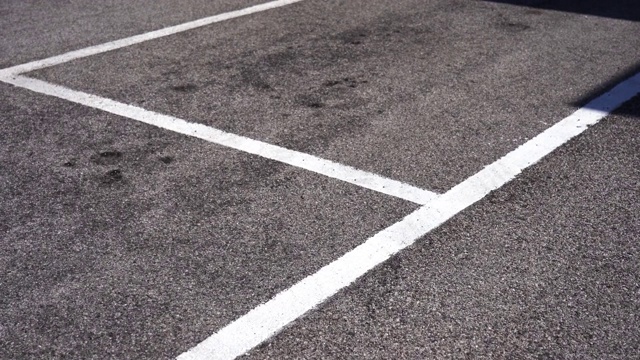 在停车场有白色标志的柏油路上有动静视频下载