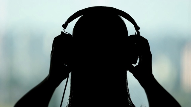 戴耳机听音乐的人。女人会听播客或有声读物视频下载