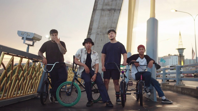 年轻人聚在一起骑自行车。视频素材