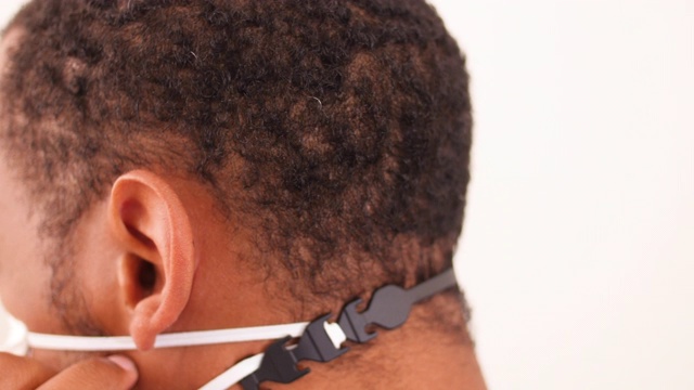 黑人男子戴上面具耳带钩面面具可调耳圈视频素材