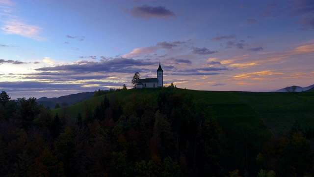鸟瞰图圣托马斯教堂，斯洛文尼亚在日落视频素材