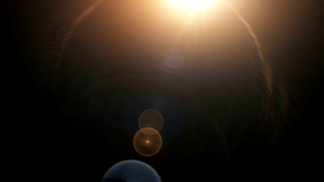 一组阳光和光线漏膜效果在黑色背景视频下载
