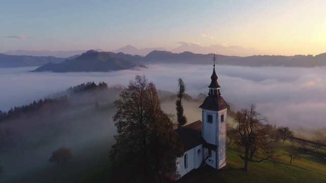 鸟瞰图圣托马斯教堂，斯洛文尼亚在日落视频素材