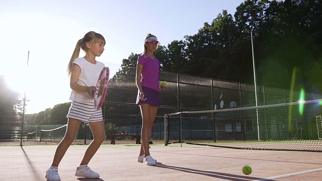 运动女孩在训练中与她的女教练一起击球入网视频下载