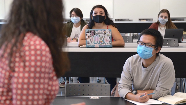 大学生在课堂上戴着面具视频素材