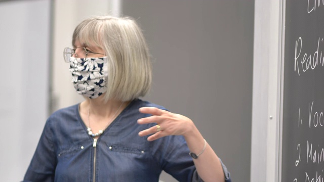 大学教授上课时戴着口罩视频素材