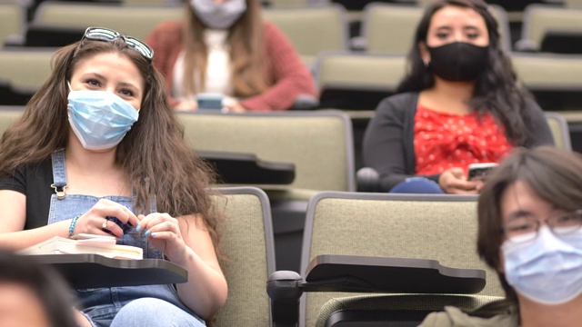 大学生在课堂上戴着面具视频素材
