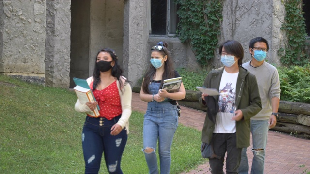 学生戴着口罩在校园里视频素材