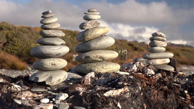 卵石滩上平衡的石头。视频素材