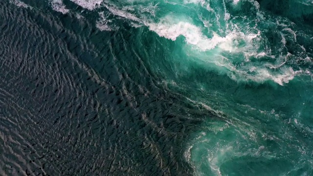 江水和大海的波浪在涨潮和退潮时相遇。视频下载