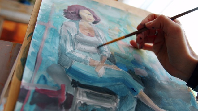 特写的绘画覆盖手画肖像的女人在艺术课上视频下载