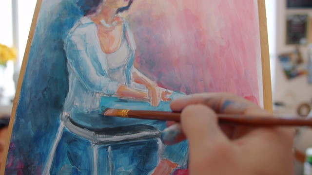 特写的肮脏的手覆盖着绘画肖像的女人在艺术课上视频下载