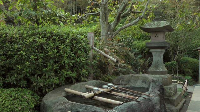 在日本，水从竹管中流出视频素材