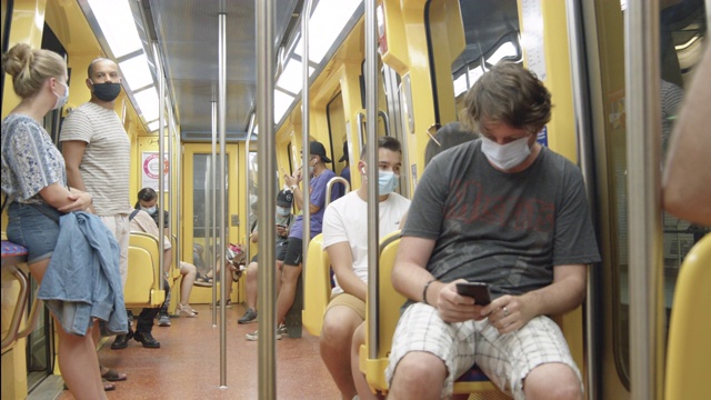 2019冠状病毒病期间，图卢兹地铁内部佩戴防护口罩的人员视频素材