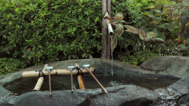 在日本，水从竹管中流出视频素材