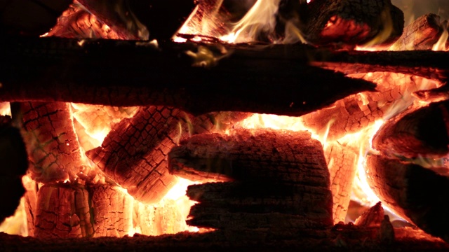 木柴燃烧在大型营火的特写视频素材