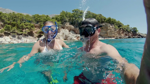 MS POV自拍情侣浮潜水下，亚得里亚海，克罗地亚视频素材
