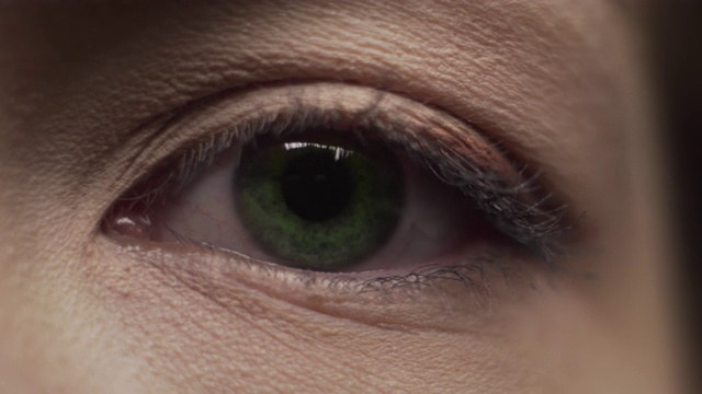 疲倦的绿色女性眼睛微距镜头视频下载