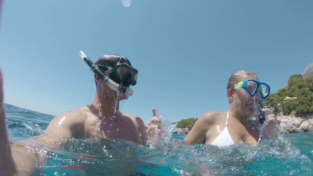 MS POV夫妇与可穿戴相机水下潜水，亚得里亚海，克罗地亚视频素材