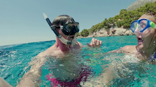 图为一对快乐的夫妇在克罗地亚亚得里亚海水下潜水视频素材