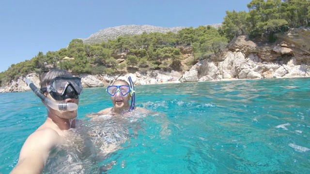 图为一对快乐的夫妇在克罗地亚亚得里亚海水下潜水视频素材