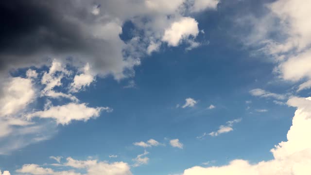 白云在蓝天中平稳地移动。间隔拍摄。云空间。晴朗的蓝天和白云。美丽的云在空中飞翔。延时。大气的天气现象。4 k视频素材