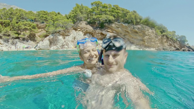 在克罗地亚阳光明媚的亚得里亚海，一对戴着潜水镜的快乐夫妇视频素材