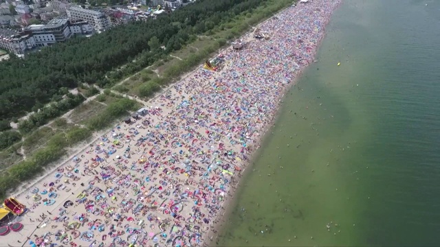 人群在海滩视频下载