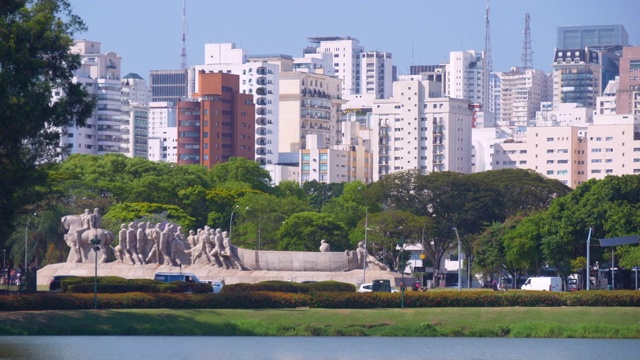 在一个阳光明媚的日子里，巴西圣保罗，Ibirapuera的公园泻湖和城市的背景视频下载