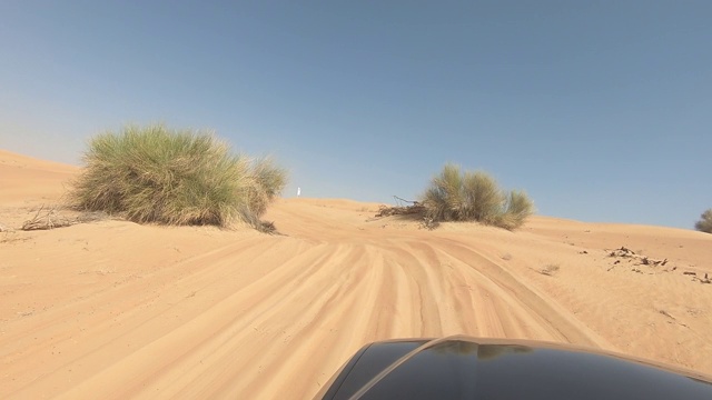 汽车在沙漠中行驶。挡风玻璃的相机。迪拜视频素材