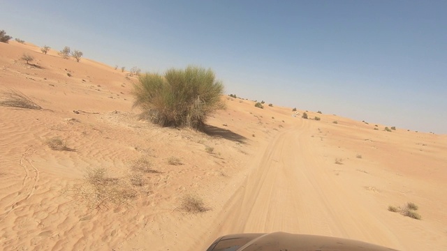 汽车在沙漠中行驶。挡风玻璃的相机。迪拜视频素材
