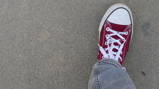 穿着红色运动鞋的年轻人走在街上视频下载